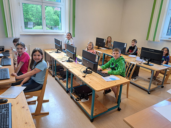 Kinder beim Computer-Unterricht