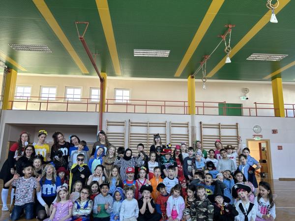 die Schule ist verkleidet im Turnsaal