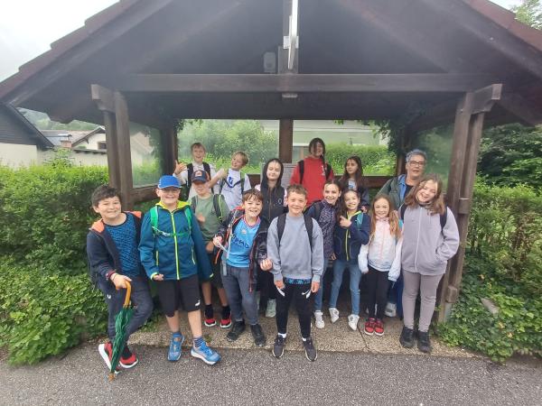 Kinder vor einer Bushaltestelle 