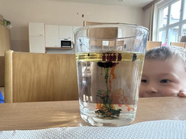 Die Kinder experimentieren in der wöchentlichen MINT Stunde.