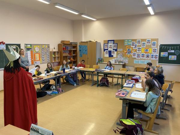 Nikolaus steht in der 4. Klasse