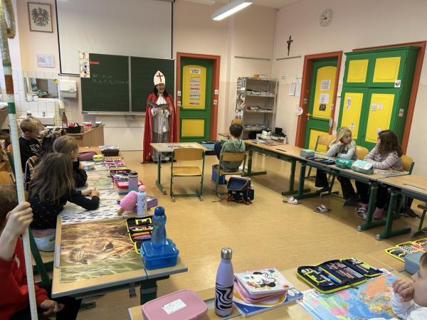 Kinder lauschen der Geschichte des Nikolaus