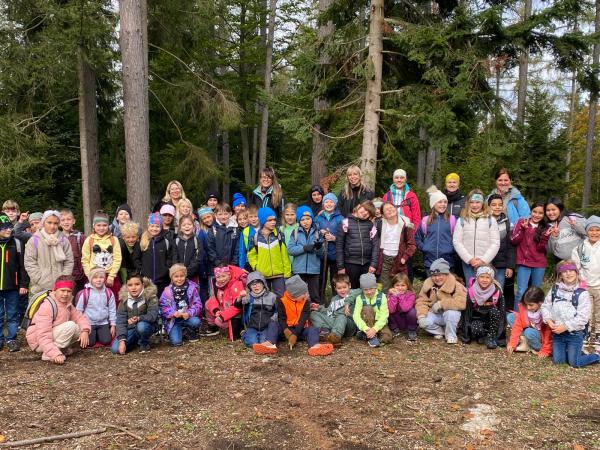 Kinder sitzen in einer Klasse vor Laptops